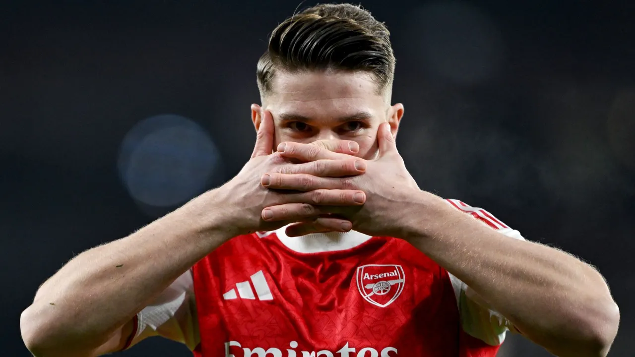 فيكتور جيوكيريس يقتفي أثر كيليان مبابي وكول بالمر بتسجيل علامة تجارية لاحتفاله الشهير بالهدف وهو يرتدي قناعه